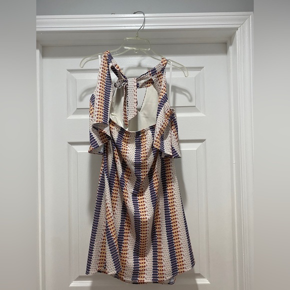 Do & Rae halter top open back tie back printed dress. - Picture 3 of 8